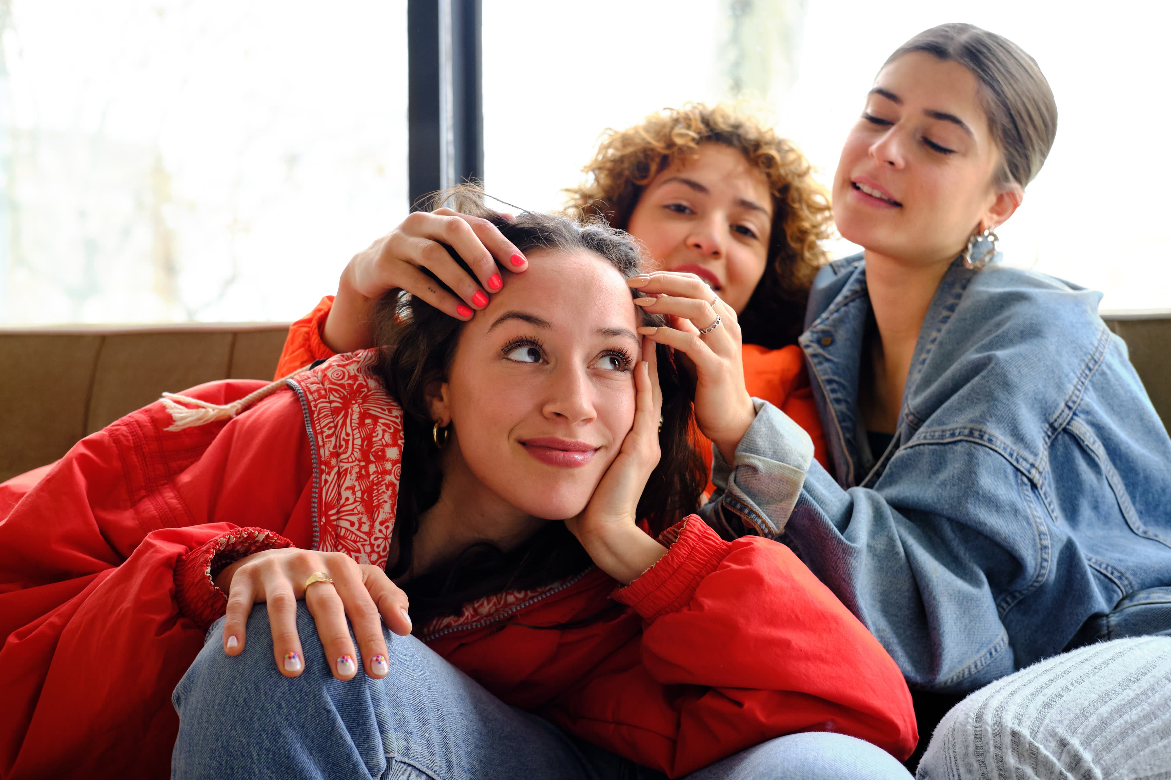 Mujeres conversando